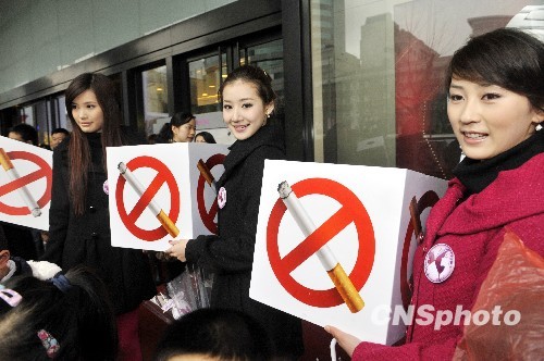 “最美杭州女孩”上街劝戒烟