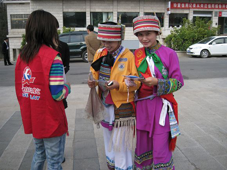 云南：青年志愿者宣传节水抗旱知识