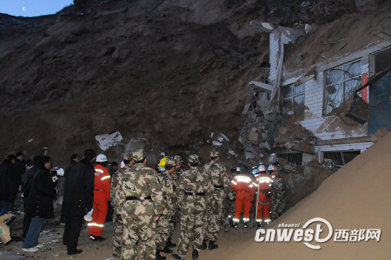 榆林子洲山体滑坡44人被埋8人死亡