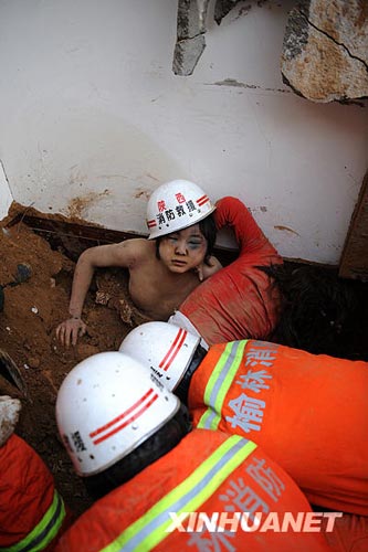 陕西山体滑塌共27人遇难 男孩被埋54小时生还
