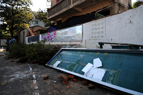 福州墙体倒塌砸死学生学校校长被停职