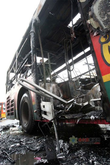 哈尔滨14路公交车当街自燃 起火原因尚在调查中
