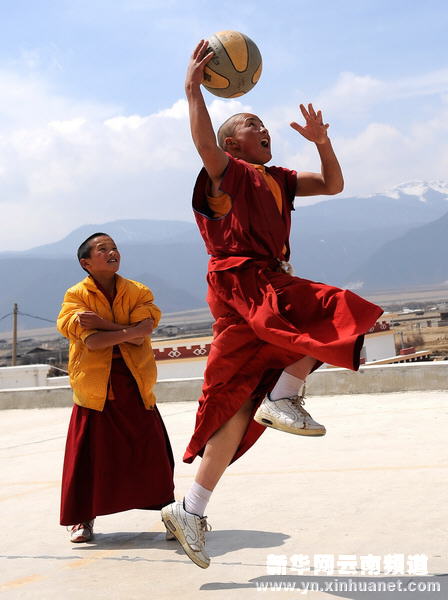 酷爱篮球运动的喇嘛[多图]