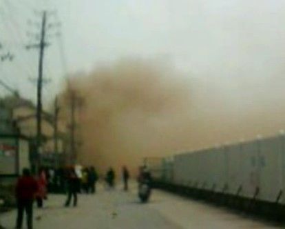 武汉天然气管道爆炸：火高20多米 万人逃离(图)