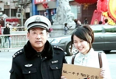 美女在南京街头举牌征集1000个微笑合影