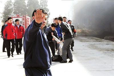 北京女记者采访火灾遇阻 被数名男子架空拖离(图)