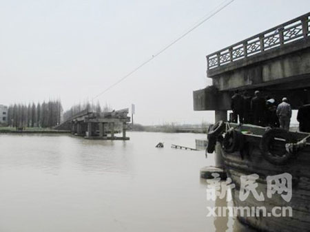 浦东大治路桥遭轮船撞塌 两船员落水失踪