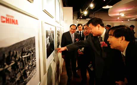 《百名摄影记者聚焦中国》画册图片展在美国纽约揭幕