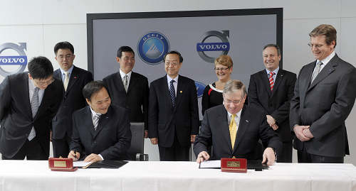 中国吉利与美国福特汽车公司签收购沃尔沃协议