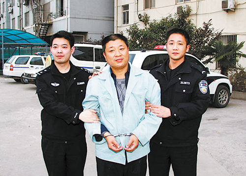 酒后杀人逃亡重庆17年 疑凶成家年薪30万