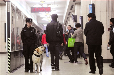 北京地铁安保全面升级 民警携犬地铁巡逻