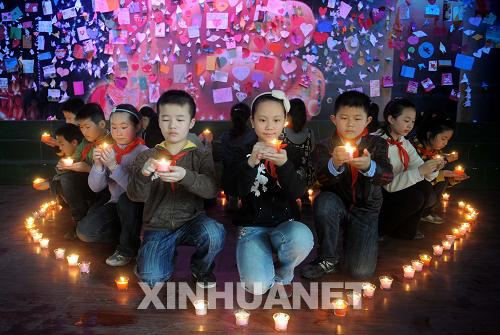 南昌小学生为玉树地震灾区祈祷
