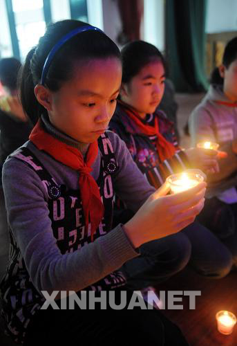 南昌小学生为玉树地震灾区祈祷