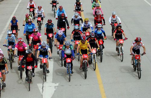 全国自行车环浉河大赛开幕 海内外千余名选手角逐