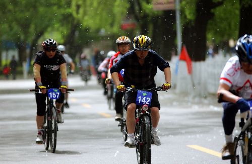 全国自行车环浉河大赛开幕 海内外千余名选手角逐