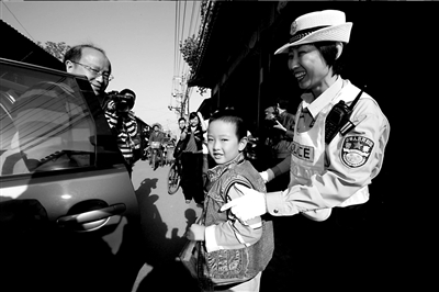 北京全市女交警上下学高峰校门前义务加班