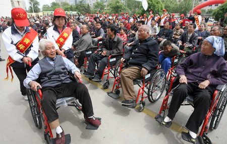 香港“爱心轮椅”捐赠运城残疾人