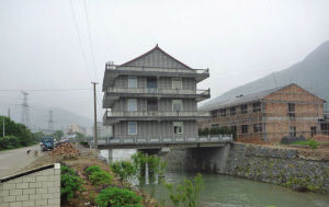 浙江温岭村民将房子盖在桥上 称可节约土地(图)