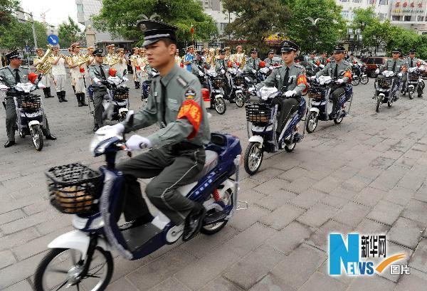 北京东城警方成立校园保安电瓶车巡逻队