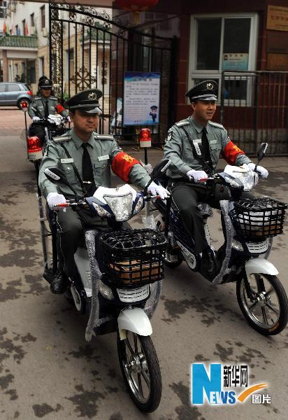 北京东城警方成立校园保安电瓶车巡逻队