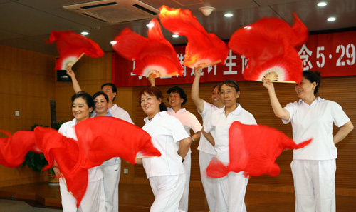 马家堡街道举办文艺汇演纪念计生协会成立30周年