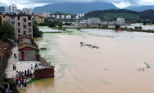 福建出现较大范围暴雨 闽江干支流出现超警水位洪水