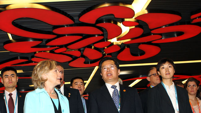 美国国务卿希拉里克林顿参观上海世博园