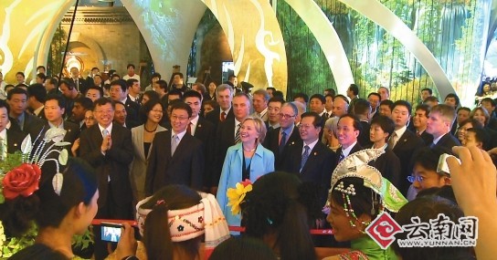 希拉里・克林顿等在上海世博会参观时盛赞 云南馆非常漂亮