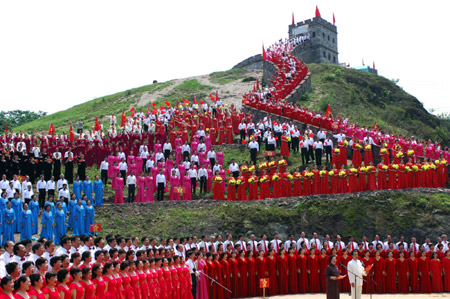 重庆：千名市民唱响红五月