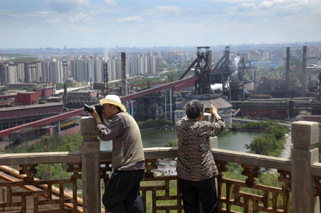 北京市民抢拍“老首钢”