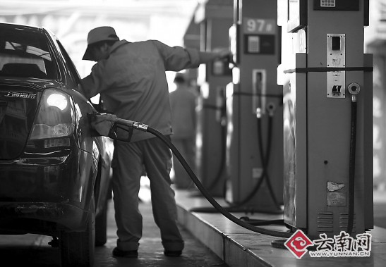 成品油价格终于下调 昆明93号汽油每升降0.19元