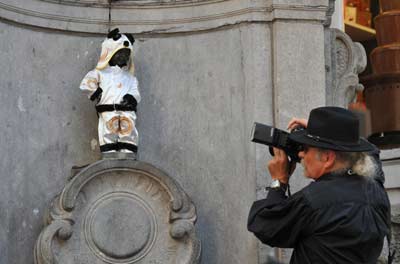 布鲁塞尔小尿童穿上中国熊猫服