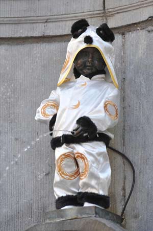 布鲁塞尔小尿童穿上中国熊猫服