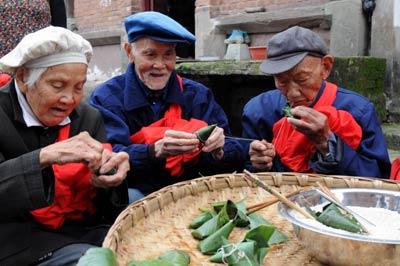 重庆耄耋老人包粽子迎端午　