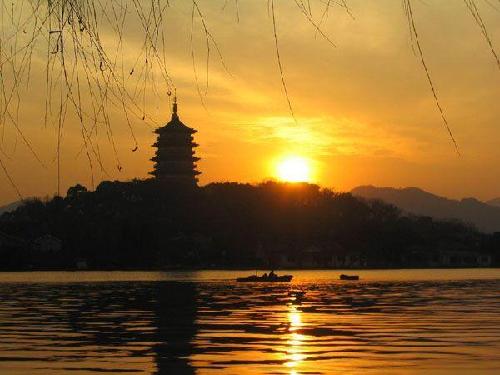 杭州西湖：高档“会所”挤占景区引发争议