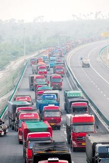 西北进京高速发生拥堵 张家口段似停车场(图)