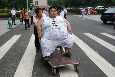 “中国第一胖”梁用在医院的日子
