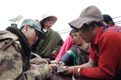 成都军区某高炮旅为藏区群众义务巡诊