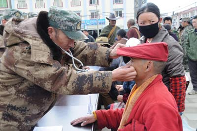 成都军区某高炮旅为藏区群众义务巡诊