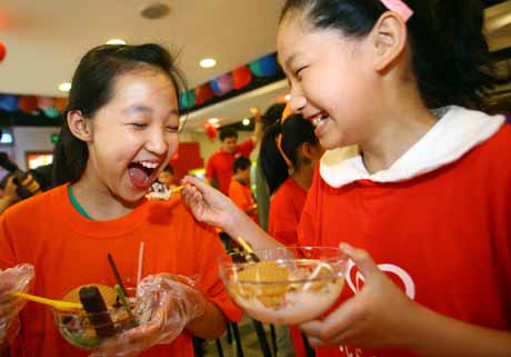 外来务工子女动手学做冰激凌