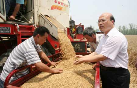 永城164万亩小麦喜获丰收 预产15亿斤