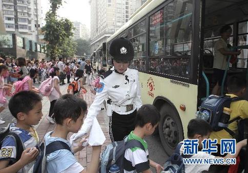 重庆女子交巡警队伍正式上岗执勤