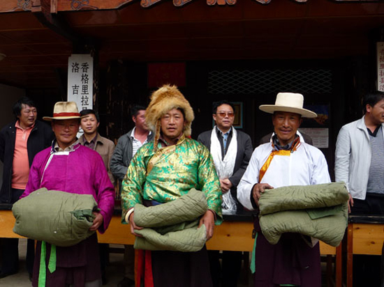 东航云南分公司向迪庆藏族牧民捐赠衣物[图]