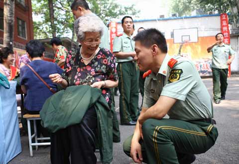 三里屯街道巾帼志愿者送服务进警营活动