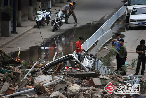 云南饭店裙楼拆除时倒塌砸伤5路人