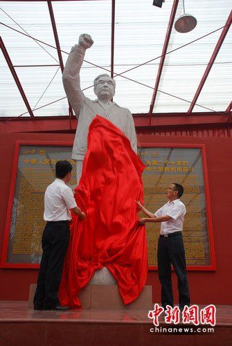 四川建领袖广场展示中共4代领导人雕塑(组图)
