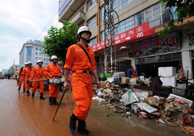 云南马龙县城水位消退　全面清理正在进行