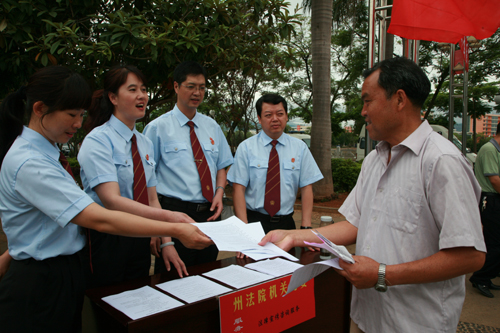 红河中院党员法官走上街头开展为民法律咨询服务