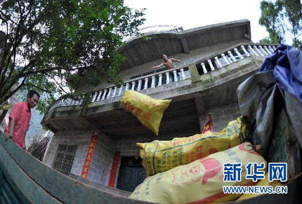 广西凌云一村屯山体崩塌 近400名瑶胞被紧急转移