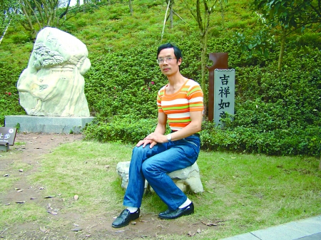 “重庆最牛胸肌哥”网上爆红 老婆劝他少传照片